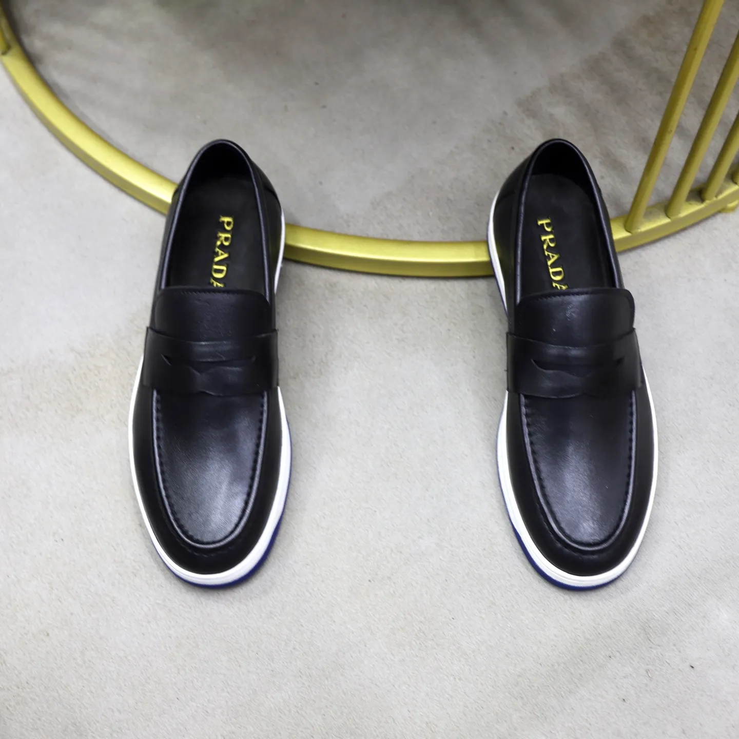 Factory price: 💰640 Prada classic men’s lace-up casual shoes | Imported cowhide upper | Upper stitching layered design, light and breathable | Soft and comfortable | Decorated with PRADA letters on the side | Distinctive sports style, showing the brand style | Lightweight concave and convex pattern rubber soles | Matched with cowhide foot pad lining | Excellent foot feel, fashionable and elegant | Size: 38-44 (45 customized)